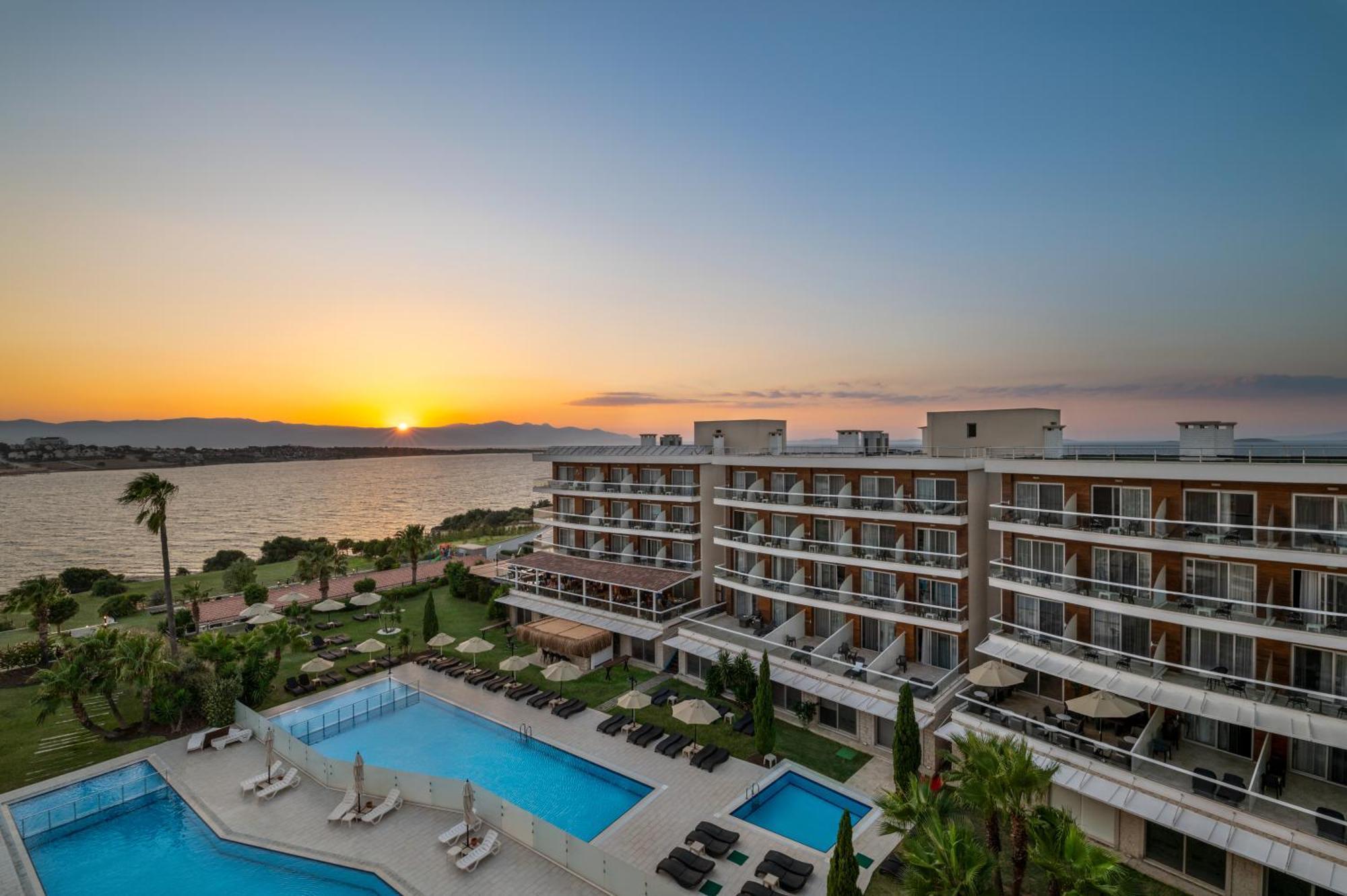 Отель La Quinta By Wyndham Cesme Измир Экстерьер фото