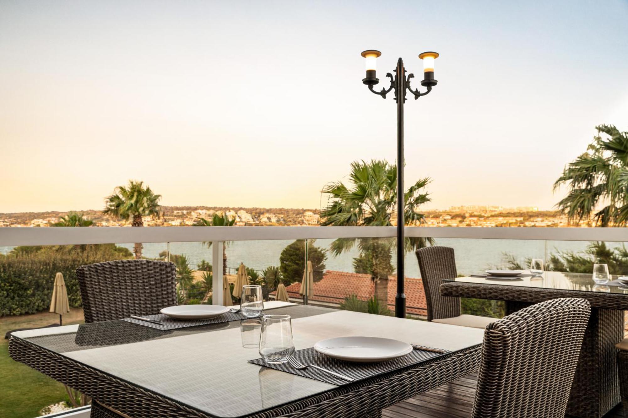 Отель La Quinta By Wyndham Cesme Измир Экстерьер фото